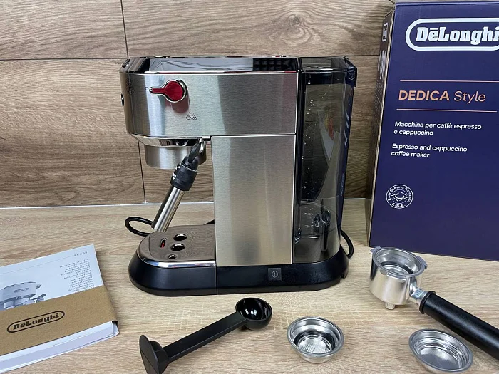 Kolbowy ekspres ciśnieniowy De'Longhi EC685.M Dedica - AGD Group Łódź