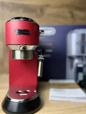 Kolbowy ekspres ciśnieniowy De'Longhi Dedica EC685.R - AGD Group Łódź