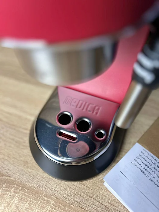 Kolbowy ekspres ciśnieniowy De'Longhi Dedica EC685.R - AGD Group Łódź