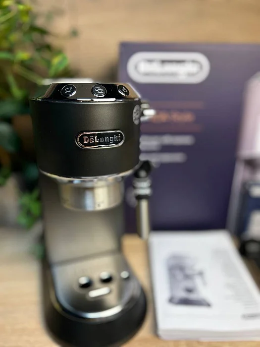 Kolbowy ekspres ciśnieniowy De'Longhi Dedica EC685.BK - AGD Group Łódź
