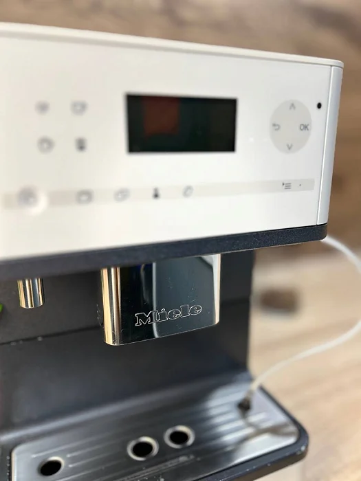 Ekspres ciśnieniowy do kawy Miele CM 6310 biały - AGD Group Łódź