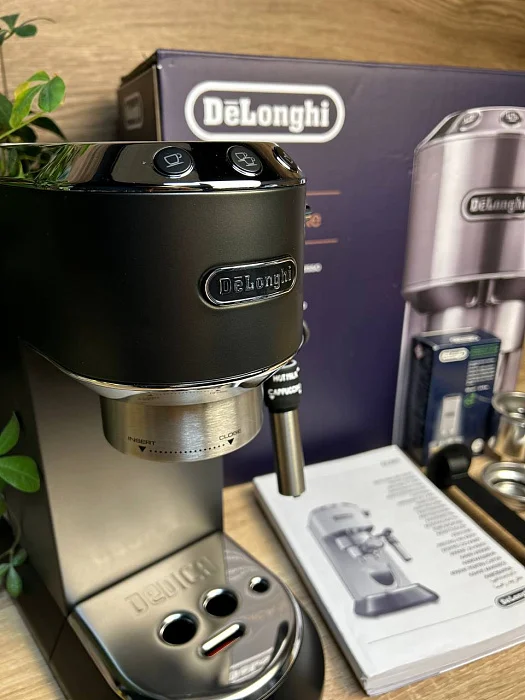 Kolbowy ekspres ciśnieniowy De'Longhi Dedica EC685.BK - AGD Group Łódź