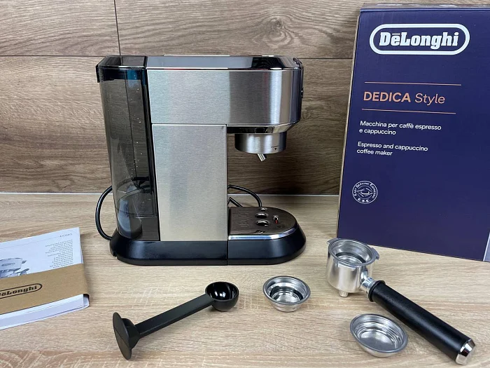 Kolbowy ekspres ciśnieniowy De'Longhi EC685.M Dedica - AGD Group Łódź