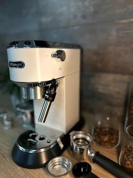 Kolbowy ekspres ciśnieniowy De'Longhi EC685.W Dedica - AGD Group Łódź