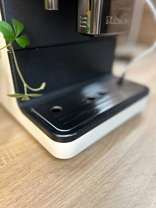 Ekspres ciśnieniowy do kawy Miele CM 6310 biały - AGD Group Łódź