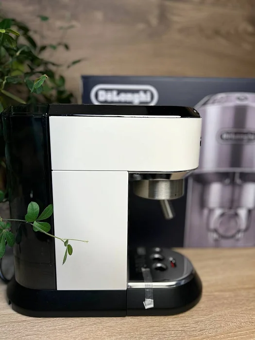 Kolbowy ekspres ciśnieniowy De'Longhi Dedica EC685.W - AGD Group Łódź