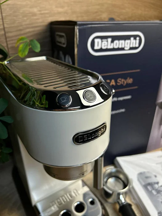 Kolbowy ekspres ciśnieniowy De'Longhi Dedica EC685.W - AGD Group Łódź