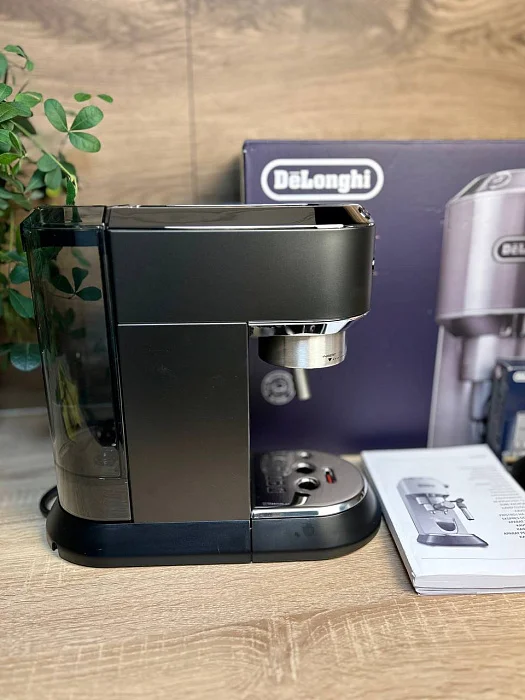 Kolbowy ekspres ciśnieniowy De'Longhi Dedica EC685.BK - AGD Group Łódź