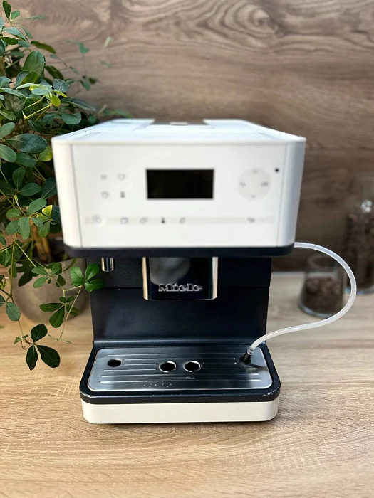 Ekspres ciśnieniowy do kawy Miele CM 6310 biały - AGD Group Łódź