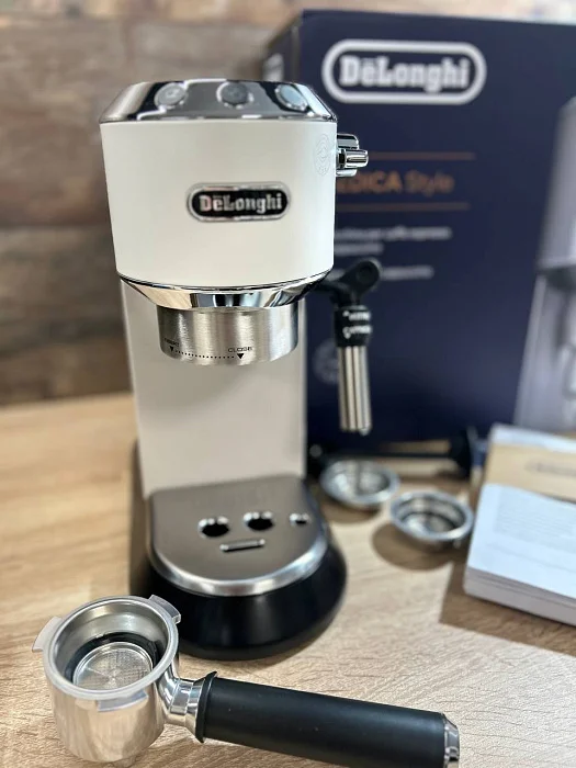 Kolbowy ekspres ciśnieniowy De'Longhi EC685.W Dedica - AGD Group Łódź